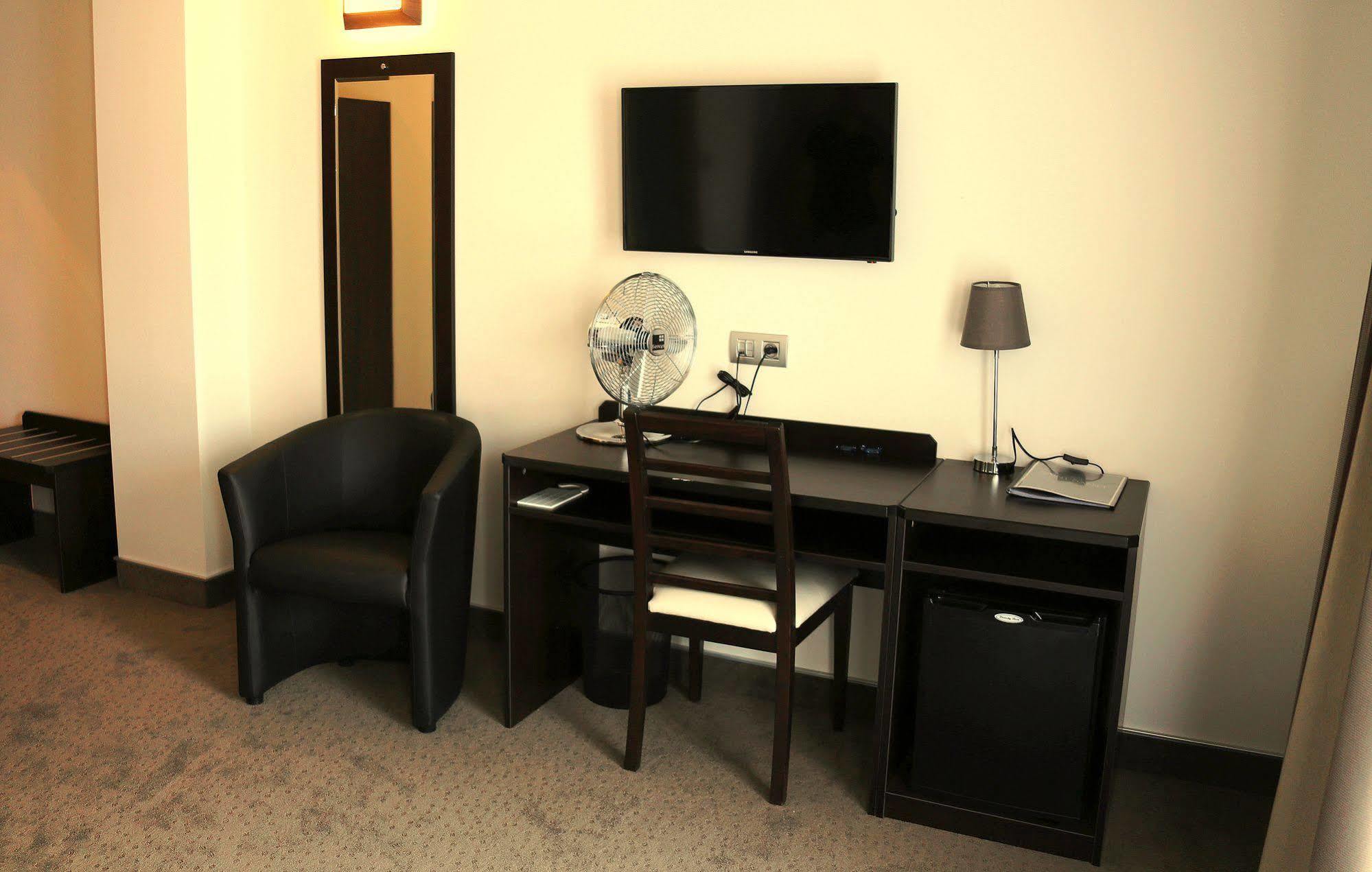 Hotel Saint Daniel Peruwelz Bagian luar foto
